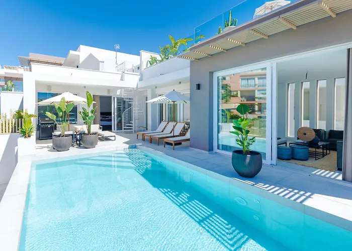 Modern Villa With Heated Pool, Gym & Cinema