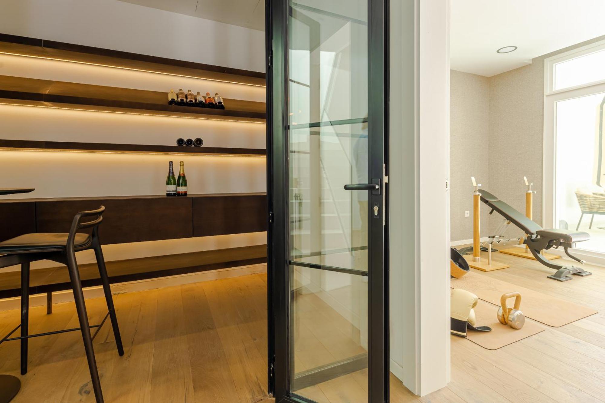Modern With Heated Pool, Gym & Cinema *