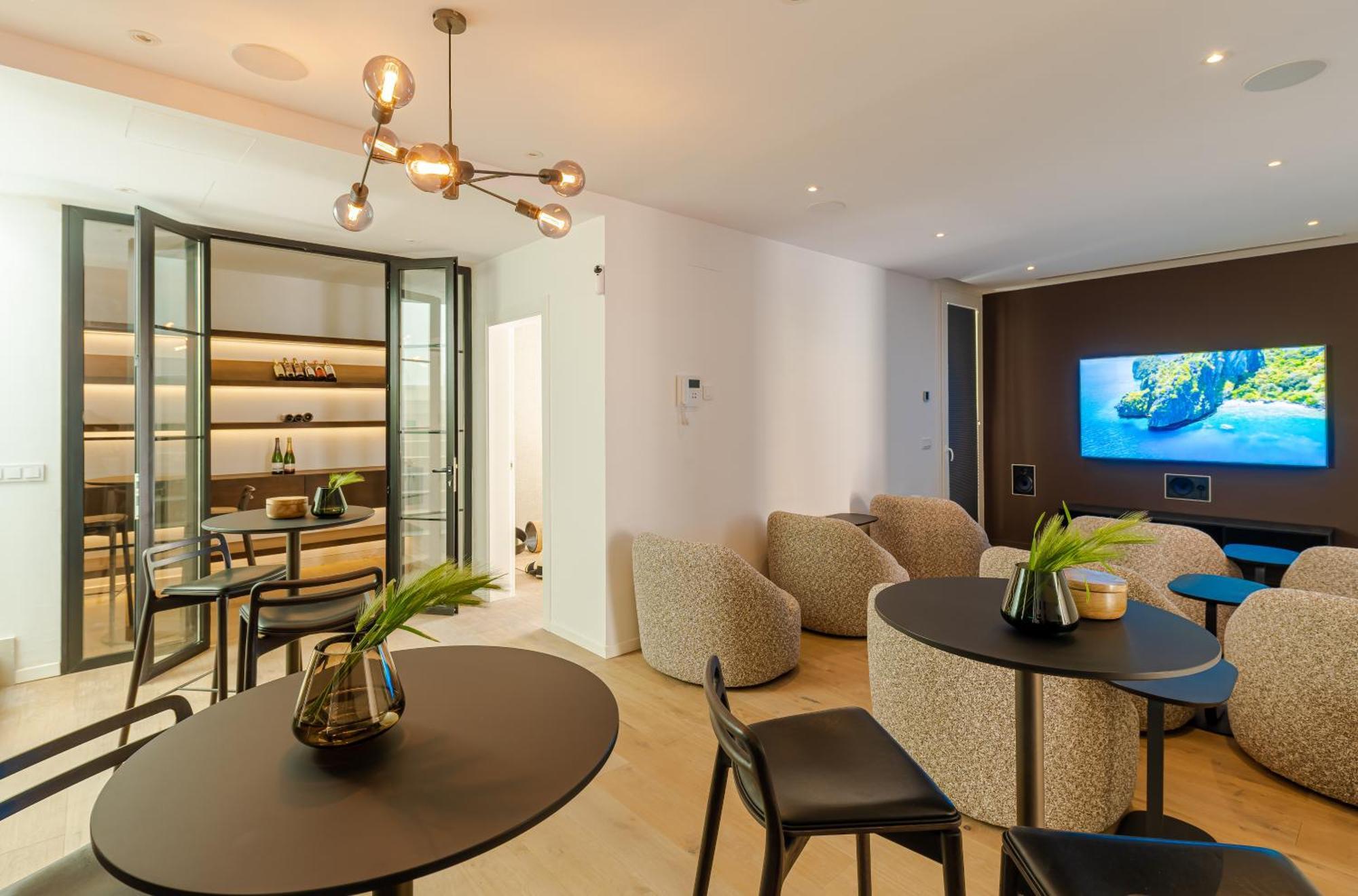 Modern With Heated Pool, Gym & Cinema *